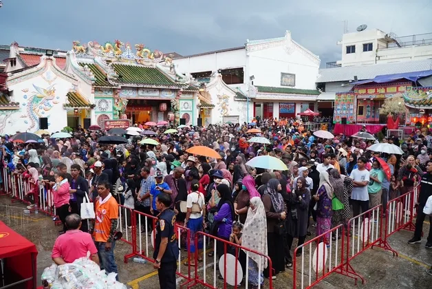 มูลนิธิแม่กอเหนี่ยวยะลา สืบสานประเพณีชาวไทยเชื้อสายจีน งานทิ้งกระจาด ๒๕๖๘ มอบถุงยังชีพ เครื่องอุปโภค บริโภค ประชาชนนับพันร่วมงาน บรรยากาศก็เต็มไปด้วยความสุขและรอยยิ้ม ท่ามกลางสายฝนที่ตกลงมาอย่างต่อเนื่อง