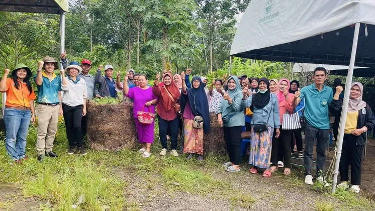 เกษตรอำเภอกันตัง จังหวัดตรัง ร่วมกับ ศดปช.คลองลุ ถ่ายทอดความรู้การทำปุ๋ยหมักแก่เกษตรตำบลนาเกลือ

 
