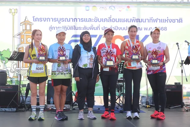 ถวายข้าวสาร อาหารและน้ำดื่มให้พระ