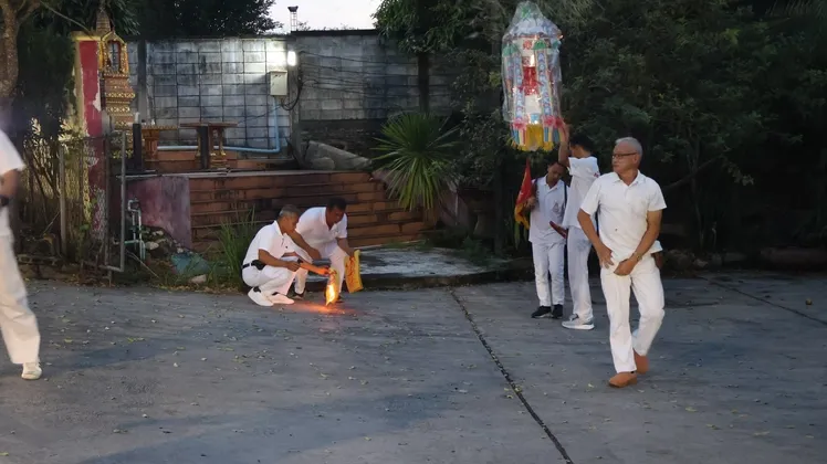 มูลนิธิสว่างเบตงธรรมสถาน ทำพิธีไล่จับดวงวิญญาณเร่ร่อน ในเขตเทศบาลเมิองเบตง ตามความเชื่อของพี่น้องชาวไทยเชื่อสายจีน ว่าเป็นการปัดเป่าสิ่งไม่ดีออกจากเมือง
