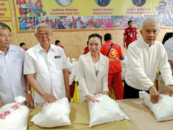 มูลนิธิพุทธธรรม๓๑โคราชแจกข้าวสารกว่า๔พันถุง