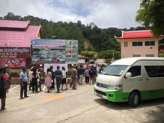นักท่องเที่ยวมาเลเซียที่ชื่นชอบเที่ยวแบบ Low Carbon พาครอบครัวชมธรรมชาติสวนหมื่นบุปผา ชมความงามดอกไม้เมืองหนาวเบตงช่วงวันหยุดยาว Merdeka Day