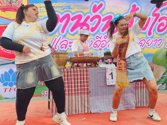 ลีลาสุดเด็ด สีสันแข่งแหลก ส้มตำสีลา​ งานส้มโอลาดยาว จังหวัดนครสวรรค์