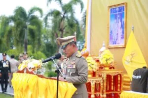 พระบาทสมเด็จพระเจ้าอยู่หัว โปรดเกล้าฯ ให้ พลเอก ไพบูลย์ คุ้มฉายา องคมนตรี เชิญสิ่งของพระราชทานมอบแก่กำลังพลที่ได้รับบาดเจ็บจากสถานการณ์ชายแดนไทย-กัมพูชา ในพื้นที่จังหวัดสุรินทร์