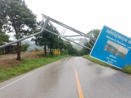 จ. เลย ฝนหนักน้ำป่าไหลหลาก ท่วมบ้าน โรงเรียน และป้ายเขตจังหวัด อ.ภูหลวง