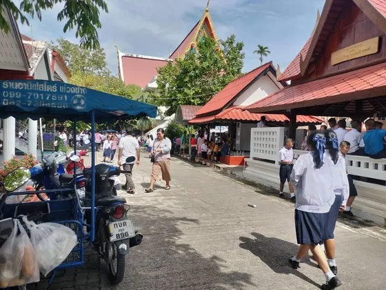พุทธศาสนิกชนในจังหวัดสตูล ร่วมทำบุญวันสารทเดือนสิบ ประเพณีสำคัญของภาคใต้