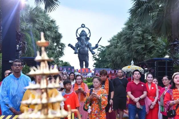 สายมูหลั่งไหลไปสักการะพระพิฆเณศองค์ยืนใหญ่ที่สุดในประเทศไทย ณ อ.คลองเขื่อน จ.ฉะเชิงเทรา ในงาน คเณศจตุรถี