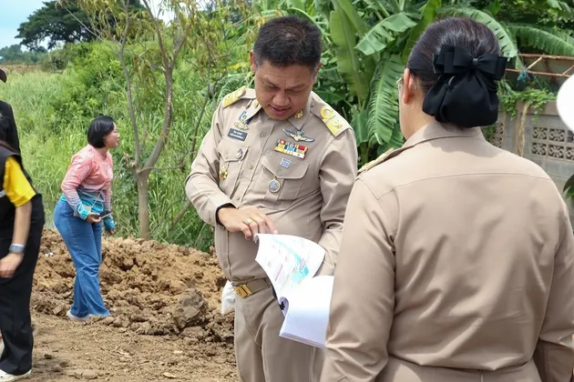 รองผู้ว่าราชการจังหวัดชัยนาท ลงพื้นที่ตรวจสอบคันกั้นน้ำล้นตลิ่ง พื้นที่อำเภอสรรพยา