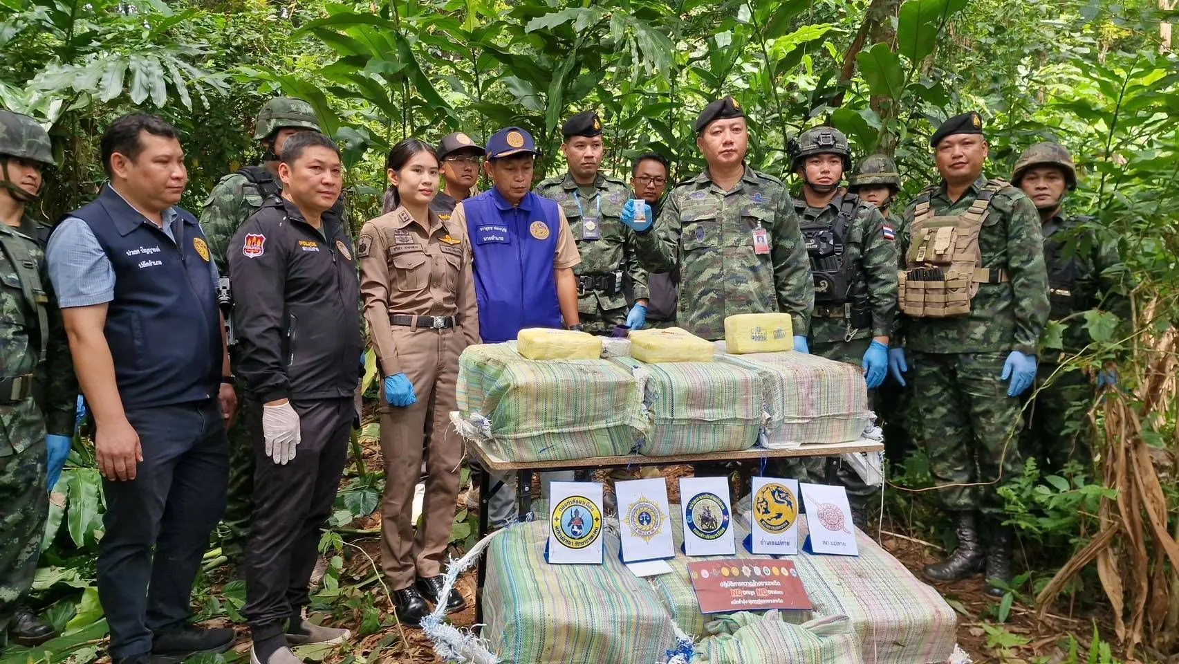 (มีคลิป) กองกำลังผาเมือง ปะทะกลุ่มขบวนการลำเลียงยาเสพติด ตรวจยึดยาบ้า ๒,๐๐๐,๐๐๐ เม็ด อ.แม่สาย จ.เชียงราย