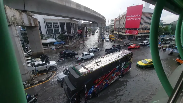จ.สมุทรปราการ น้ำท่วมจากฝนตกหนักทำให้การจราจรในช่วงเวลาเร่งด่วนติดขัดหลายพื้นที่