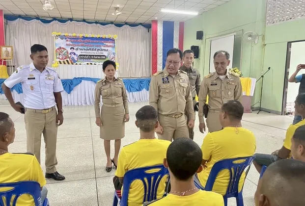 จังหวัดสุราษฎร์ธานีผลึกกำลังทุกภาคส่วนเดินหน้าแก้ไขปัญหายาเสพติด ภายใต้โครงการช่วยเหลือผู้เสพ/ผู้ติดยาเสพติดศูนย์ฟื้นฟูสภาพทางสังคม