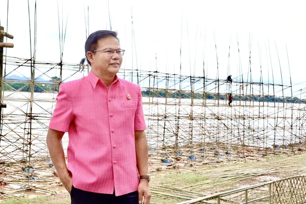 ผู้ว่าฯ นครพนม นำทีมเยี่ยมศิลปินเรือไฟ พร้อมเชิญชวนนักท่องเที่ยวร่วมสัมผัสมหกรรมเรือไฟโลก