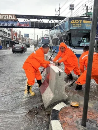 ชลบุรีฝนตกหนักมีพื้นที่ได้รับผลกระทบ ๔ อำเภอ ๑๓ ตำบล เจ้าหน้าที่เร่งแก้ไข ในขณะที่บางพื้นที่ระดับน้ำลดลงแล้ว