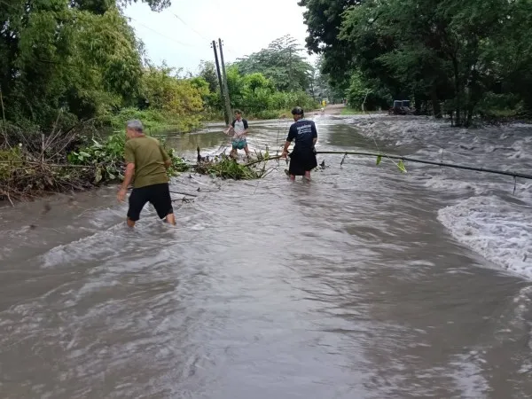 น้ำป่าสักถล่มเพชรบูรณ์! หล่มสักจมบาดาล หนองไผ่วิกฤต ถนนหลักถูกตัดขาด – ผู้ว่าฯ สั่งเฝ้าระวังสูงสุด