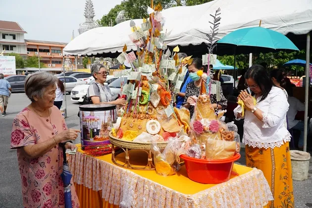 บุญแรก สารทเดือนสิบ ชาวพุทธที่ยะลาเข้าวัดทำบุญ รับตายาย คึกคัก