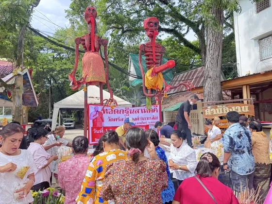 วัดเกาะเสือคึกคัก!! ชาวหาดใหญ่แห่ทำบุญสารทเดือนสิบ สืบสานประเพณีท้องถิ่น