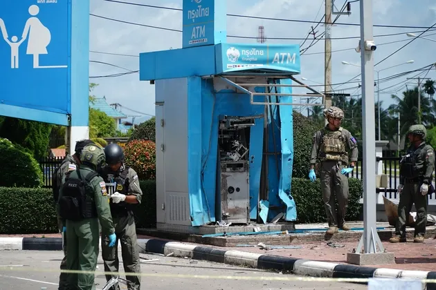 เจ้าหน้าที่ เข้าตรวจสอบเหตุ คนร้ายป่วนยะลา ๓ จุด เผายางรถ ระเบิดตู้ ATM วางวัตถุต้องสงสัย