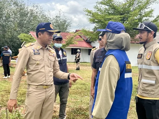 จังหวัดนราธิวาส ระดมกำลังเจ้าหน้าที่ร่วมกับจิตอาสา เร่งซ่อมแซมบ้านเรือนที่ได้รับผลกระทบจากเหตุวาตภัย เพื่อบรรเทาความเดือดร้อนให้กับประชาชน