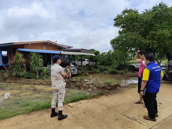 นายอำเภอหนองม่วง สั่งการบูรณาการหน่วยงานที่เกี่ยวข้องลงพื้นที่ดูแลช่วยเหลือประชาชนที่ได้รับผลกระทบจากฝนตกหนัก น้ำท่วมขังรอการระบาย ในพื้นที่ ตำบลยางโทน และ ตำบลชอนสารเดช จังหวัดลพบุรี