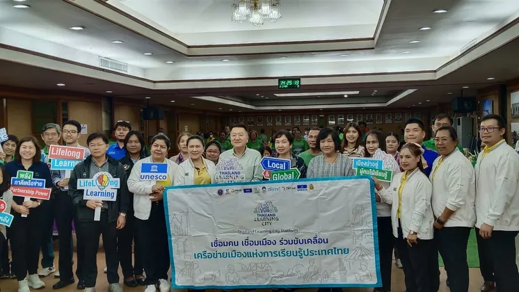 เทศบาลเมืองกาญจนบุรี ร่วมกับมหาวิทยาลัยราชภัฏกาญจนบุรี และหน่วยงานภาคีเครือข่าย จัดกิจกรรมนำเสนอผลงานเพื่อนำไปสู่การพิจารณารอบตัดสินรางวัล Thailand Learning City Award ๒๐๒๕ ภายใต้การดำเนินงานของกองทุนเพื่อความเสมอภาคทางการศึกษา (กสศ.)