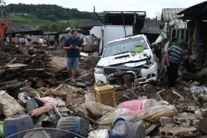 ธีรรัตน์ มอบเงินช่วยเหลือครอบครัวผู้เสียชีวิตจากดินสไลด์และอุทกภัยบ้านปางอุ๋ง ก่อนลงพื้นที่เยี่ยมประชาชนและกำลังพลผู้ปฏิบัติงาน ย้ำรัฐบาลและกระทรวงมหาดไทยติดตามสถานการณ์และให้ความช่วยเหลืออย่างใกล้ชิด