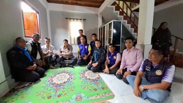 รองผู้ว่าฯ ยะลา ลงพื้นที่มอบเงินเยียวยา 'อส.บันนังสตา' ที่ัรับบาดเจ็บจากเหตุลอบยิง