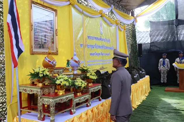 องคมนตรีลงพื้นที่เยี่ยมให้กำลังใจพร้อมเชิญสิ่งของพระราชทานมอบแก่เจ้าหน้าที่ที่ปฏิบัติภารกิจในพื้นที่จังหวัดนราธิวาส