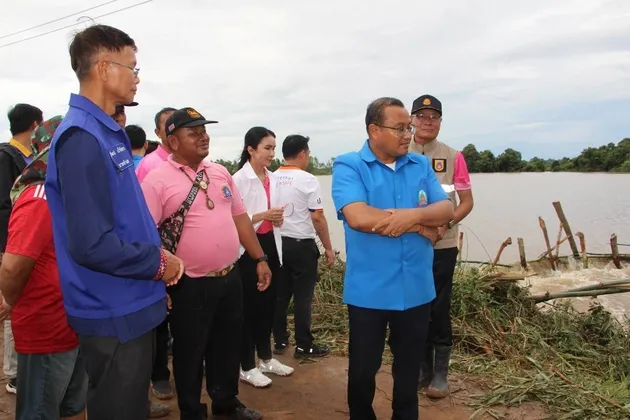 ผู้ว่าฯร้อยเอ็ด ลงพื้นที่ติดตามพนังกั้นน้ำขาด เน้นย้ำหน่วยงานเร่งปิดช่องทางน้ำ ป้องกันน้ำท่วมชุมชน