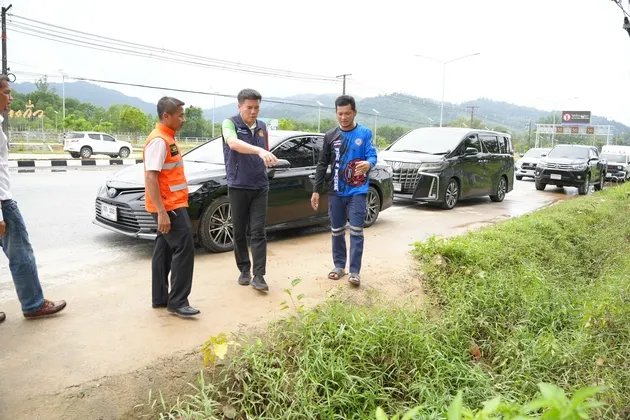 ผู้ว่าฯพังงา ลงพื้นที่อำเภอตะกั่วป่า ตรวจการระบายน้ำในจุดที่น้ำท่วมขัง