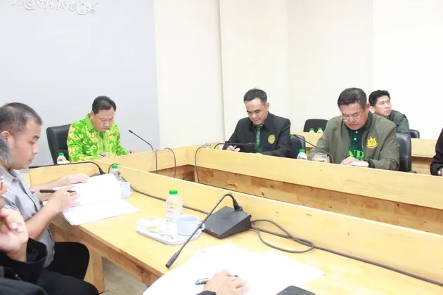 จังหวัดสุราษฎร์ธานีประชุมคณะกรรมการควบคุมและรักษาป่าสงวนแห่งชาติ พร้อมร่วมหาแนวทางการป้องกันและปราบปรามการบุกรุกตัดไม้ทำลายป่า