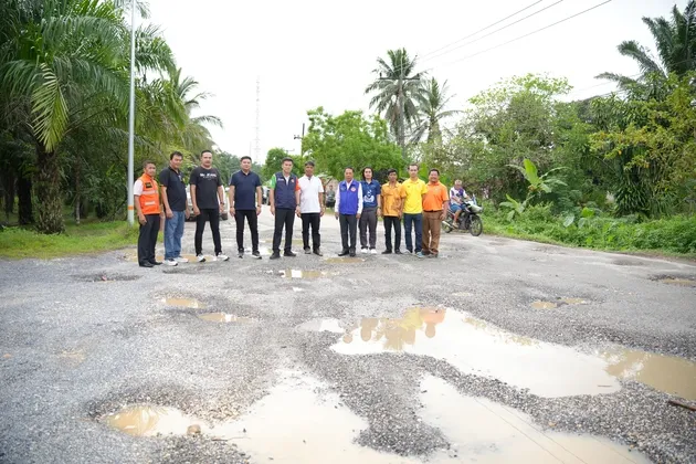 ผู้ว่าฯพังงา ลงพื้นที่รับทราบปัญหาความเดือดร้อนถนนเป็นหลุม เป็นบ่อ