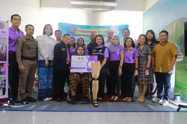 จังหวัดระนอง มอบอุปกรณ์ช่วยเหลือผู้พิการและเงินช่วยเหลือจาก กปถ