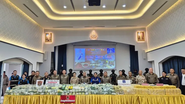 ผู้ว่าราชการจังหวัดสุโขทัยเข้าร่วมแถลงข่าวการจับกุมคดียาเสพติดรายสำคัญ ผู้ต้องหา จำนวน ๒ คน พร้อมของกลางยาบ้า จำนวน ๒,๙๙๙,๖๐๐ เม็ด ในพื้นที่อำเภอศรีสัชนาลัย จังหวัดสุโขทัย