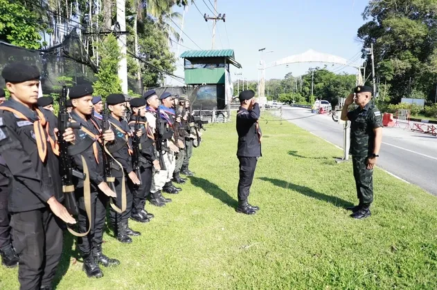 แม่ทัพภาคที่ ๔ ลงพื้นที่ด่านตรวจ ๓ ฝ่าย กำชับเข้มมาตรการรักษาความปลอดภัย สร้างความเชื่อมั่นประชาชนชายแดนใต้