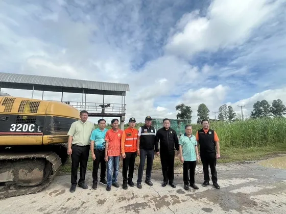 อ่างทองเร่งกำจัดวัชพืชในคลองลำท่าแดง เพิ่มประสิทธิภาพการระบายน้ำป้องกันเหตุอุทกภัย