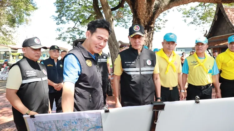 ผู้ว่าราชการจังหวัดพระนครศรีอยุธยา พร้อมแม่ทัพภาคที่ ๑ ลงพื้นที่ติดตามสถานการณ์อุทกภัย และตรวจความมั่นคงแนวบังเกอร์กั้นน้ำหน้าวัดไชยวัฒนาราม
