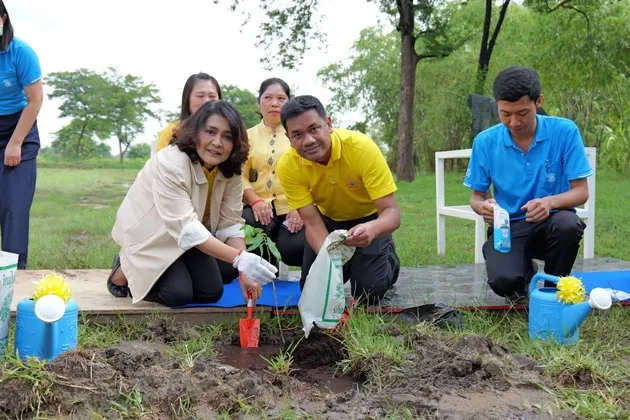 ประธานศูนย์ส่งเสริมความรับผิดชอบต่อสังคมของภาคธุรกิจจังหวัดนครปฐม ร่วมกิจกรรมปลูกต้นไม้อนุรักษ์ทรัพยากรธรรมชาติ ภายใต้โครงการ โครงการสร้างความเข้มแข็งให้เศรษฐกิจชุมชนปลูกป่าอนุรักษ์พื้นที่สีเขียวร่วมกับพันธมิตร