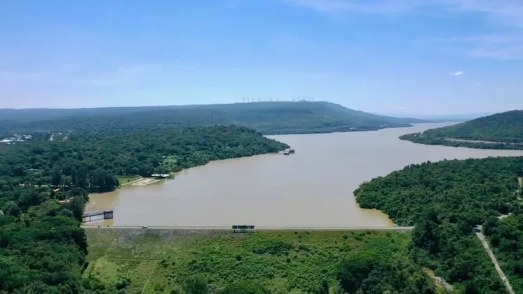 ศูนย์อำนวยการบริหารจัดการน้ำส่วนหน้า (ชั่วคราว) ในพื้นที่เสี่ยงอุทกภัยภาคกลาง มีมติปรับลดการระบายน้ำจากเขื่อนภูมิพลและเขื่อนสิริกิติ์ เพื่อชะลอปริมาณน้ำที่จะไหลลงมาสมทบกับน้ำในแม่น้ำเจ้าพระยา