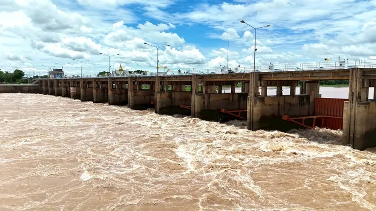 กรมชลประทาน ตัดยอดน้ำบางส่วนเข้าพื้นที่ว่างบริเวณเหนือเขื่อนเจ้าพระยาใช้เป็นแก้มลิงชะลอน้ำชั่วคราว หลังด้านท้ายเขื่อนมีน้ำไหลผ่านสูงถึง ๒,๐๖๐ ลูกบาศก์เมตรต่อวินาที