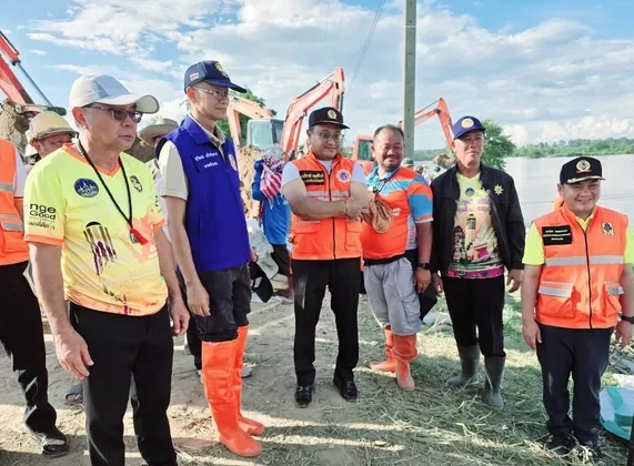 ร้อยเอ็ด-ศบภ.มทบ.๒๗ บูรณาการทุกภาคส่วน ช่วยเหลือประชาชนประสบอุทกภัย ตำบลขวาว อำเภอเสลภูมิ