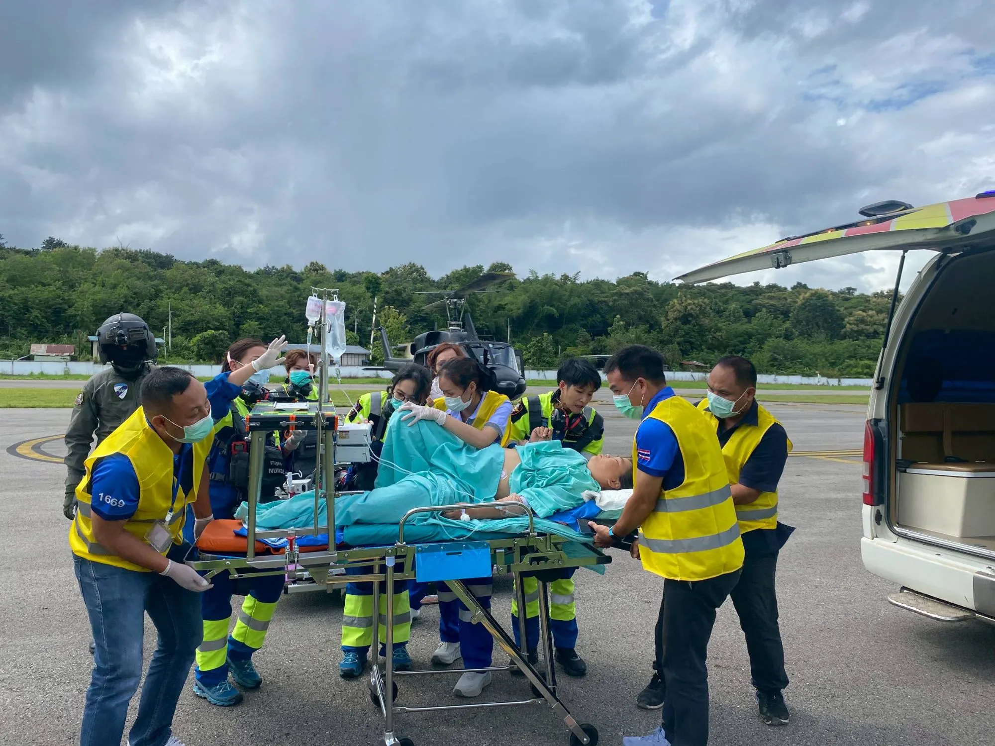 (มีคลิป) ปฏิบัติการฟ้าช่วยชีวิต! กกล.ผาเมืองส่งเฮลิคอปเตอร์รับผู้ป่วยเลือดออกในสมองจากปาย บินตรงเชียงใหม่