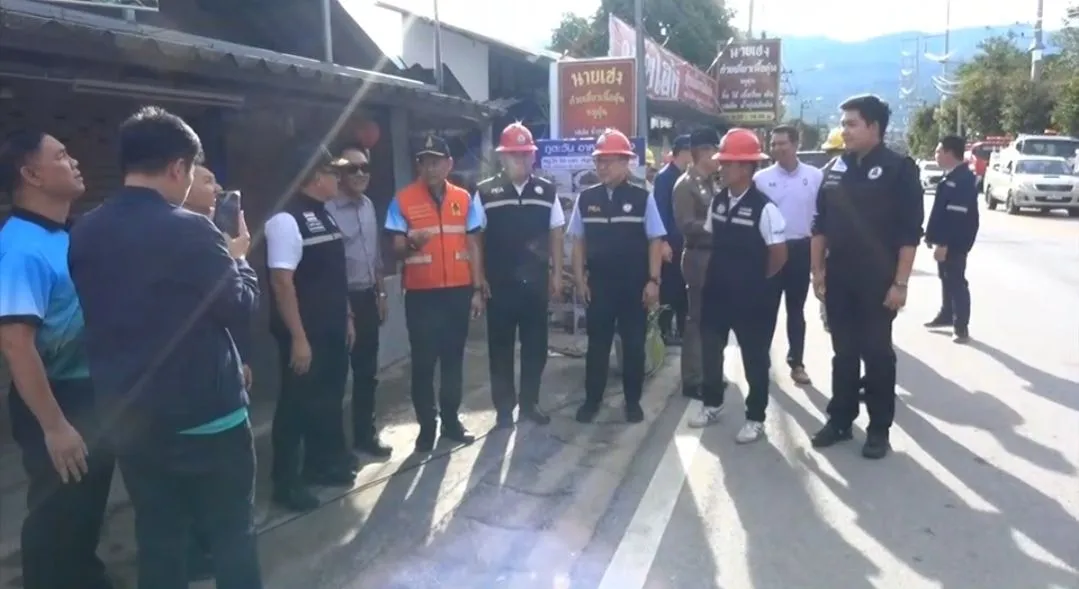 (มีคลิป) คนขับกระบะชนเสาไฟฟ้าอาการดีขึ้น ขณะที่ผู้ว่าฯ เชียงใหม่ล้างทำความสะอาดถนน ให้กลับมาใช้ได้ตามปกติ