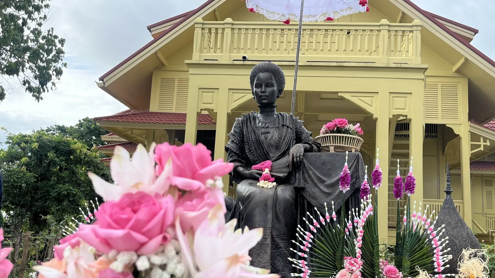 (มีคลิป) ช่างฟ้อน ๓๐๐ ชีวิต ฟ้อนถวายสักการะรำลึกพระราชชายาเจ้าดารารัศมี