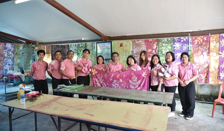 สำนักงานประชาสัมพันธ์จังหวัดลำปาง จัดโครงการพัฒนาศักยภาพบุคลากร PR Lampang ศึกษาดูงาน การย้อมผ้าพื้นถิ่น พัฒนาองค์ความรู้ ขับเคลื่อนนโยบายซอฟต์พาวเวอร์