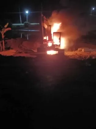 คนร้ายวางเพลิงเผารถแม็คโคร ได้รับความเสียหาย จำนวน ๑ คัน