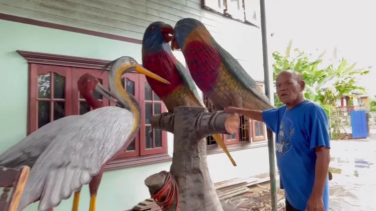 ลุงบรรจบ เงินฉลาด ผู้สร้างหุ่นฟางนกคนแรกของชัยนาท หยุดทำงานขนของหนีน้ำท่วม หลังเขื่อนเจ้าพระยาเพิ่มการระบาย ๒,๐๐๐ ลบ.ม./วินาที