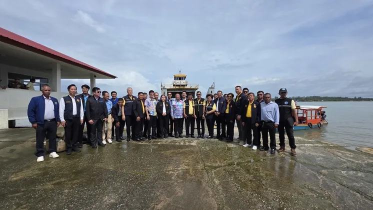 สมาชิกวุฒิสภาพบประชาชน กลุ่มจังหวัดภาคใต้ตอนบน ลงพื้นที่จังหวัดพังงา รับฟังข้อร้องเรียนความเดือดร้อนจากประชาชนที่ท่าเรือบ้านน้ำเค็ม อ.ตะกั่วป่า จ.พังงา