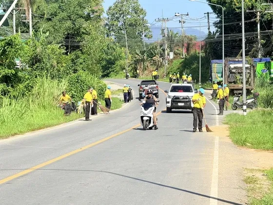 ประชาชนจิตอาสา ต.ยะรม ร่วมกิจกรรมจิตอาสา เราทำดีด้วยหัวใจ ทำความสะอาดถนนในพื้นที่