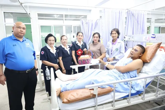 ผู้ว่าราชการจังหวัดสงขลาและนายกเหล่ากาชาดจังหวัด แสดงความห่วงใยต่อทหารที่บาดเจ็บจากอุบัติเหตุรถเกราะตกไหล่ทางในพื้นที่อำเภอนาทวี