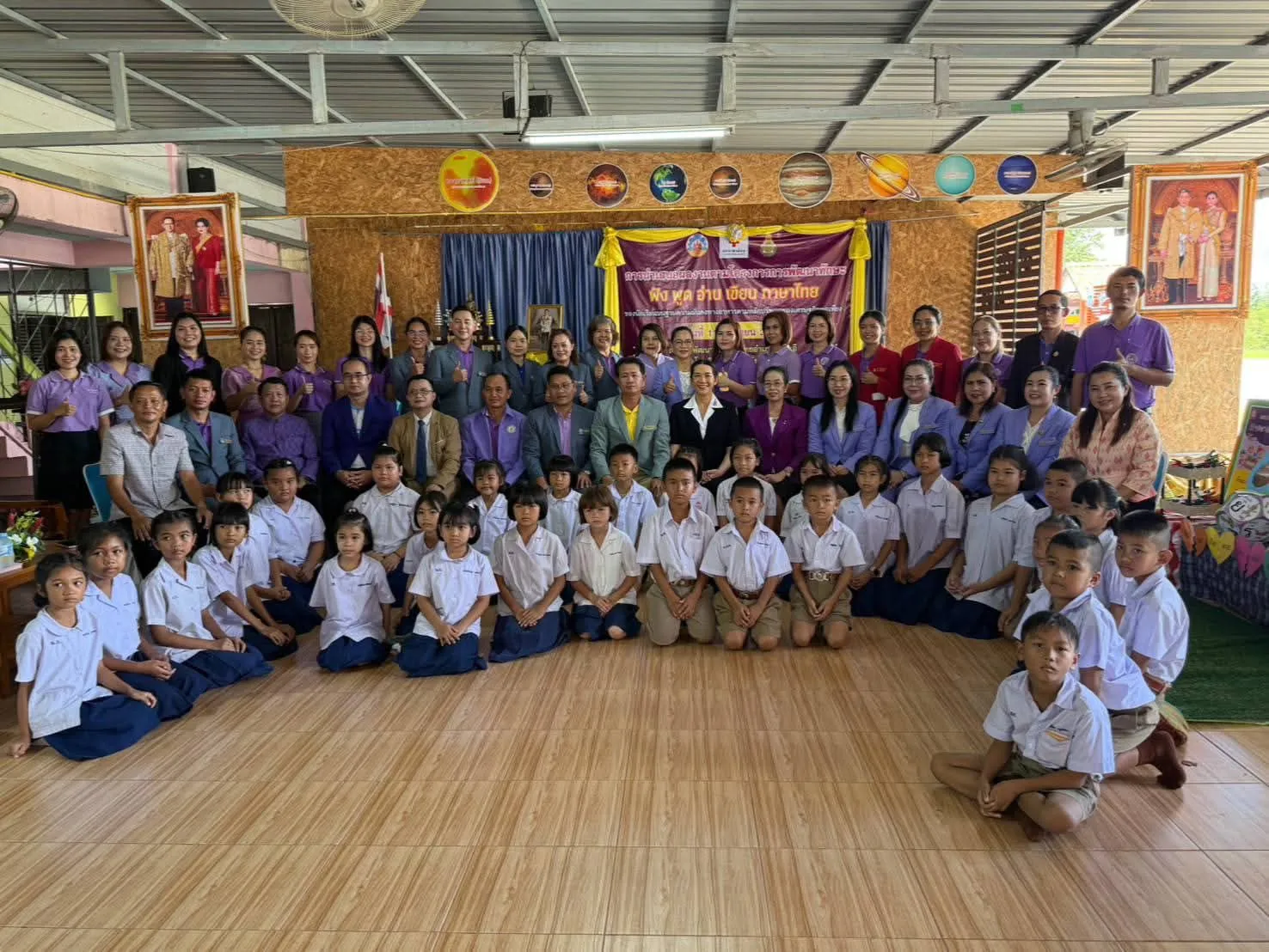 นายกเหล่ากาชาดฯ ร่วมชมนิทรรศการการประเมินฯ และสร้างขวัญกำลังใจแก่โรงเรียนที่ร่วมโครงการพัฒนาทักษะฟังพูดอ่านเขียนภาษาไทยของนักเรียน โรงเรียนบ้านโนนสังข์ศรี จ.มุกดาหาร